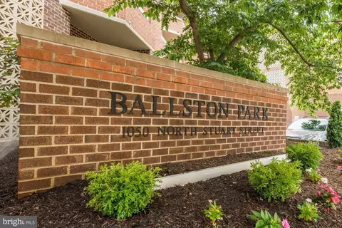 1050 N Stuart St N #113, Arlington, VA 22201
