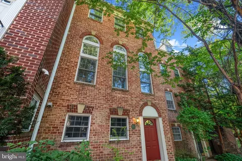 2311 N Greenbrier Ct N, Arlington, VA 22207
