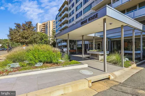 1301 S Arlington Ridge Rd #605, Arlington, VA 22202