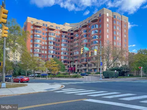 2400 Clarendon Blvd #802, Arlington, VA 22201