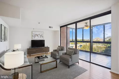 1001 N Randolph St #822, Arlington, VA 22201