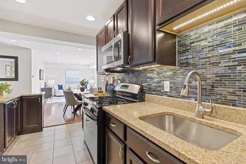 1221 N Quinn St #21, Arlington, VA 22209