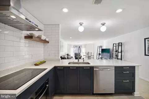 1020 N Stafford St #301, Arlington, VA 22201