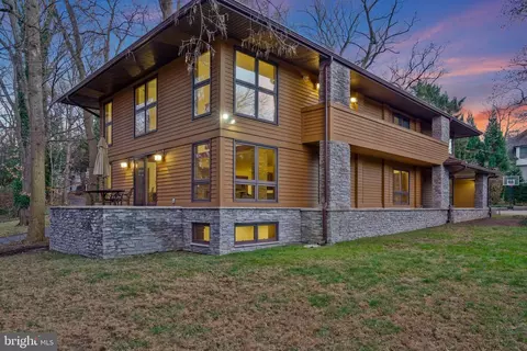 2431 N Edgewood St, Arlington, VA 22207