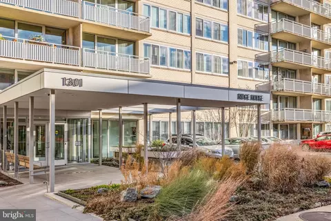1301 S Arlington Ridge Rd #802, Arlington, VA 22202