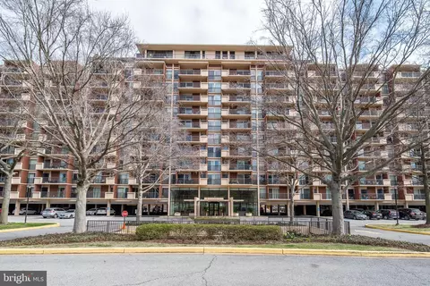 1300 Army Navy Dr #1002, Arlington, VA 22202