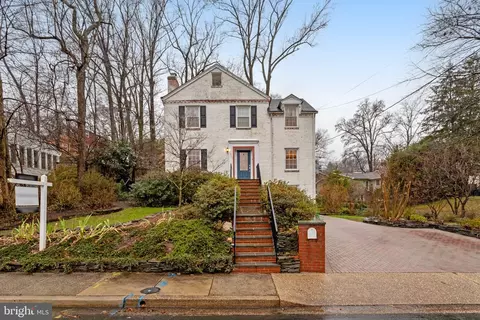 2546 Military Rd, Arlington, VA 22207