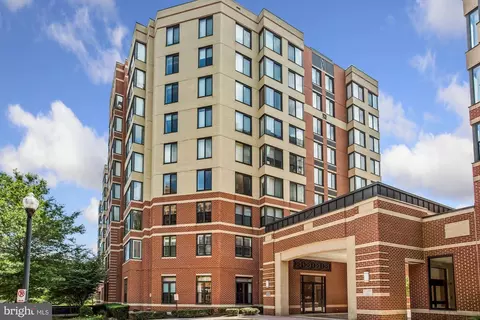 2220 Fairfax Dr #211, Arlington, VA 22201