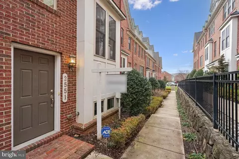 2551 S Kenmore Ct S, Arlington, VA 22206
