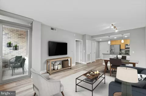 2001 15th St N #402, Arlington, VA 22201