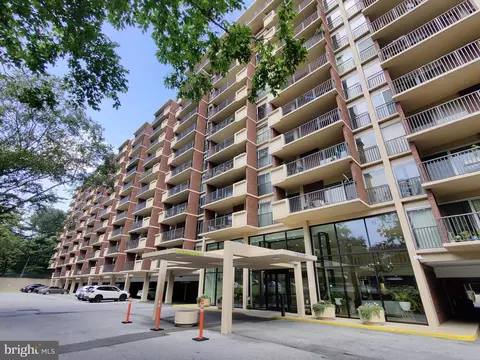 1300 Army Navy Dr #1001, Arlington, VA 22202