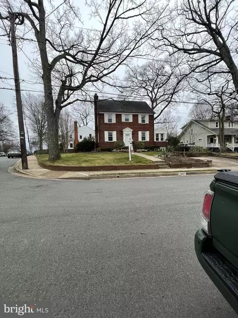 1102 S Oakcrest Rd, Arlington, VA 22202