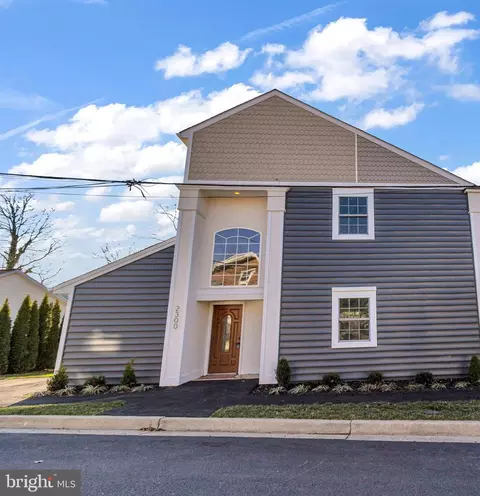 2300 N Dinwiddie St, Arlington, VA 22207