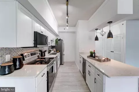 1211 S Eads St #206, Arlington, VA 22202