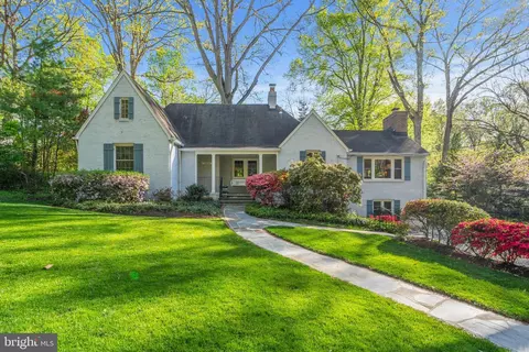 2830 N Beechwood Cir, Arlington, VA 22207