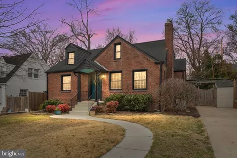 5105 25th St N, Arlington, VA 22207