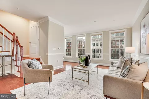 Living - 4346 4th St N, Arlington, VA 22203 photo 2 of 3