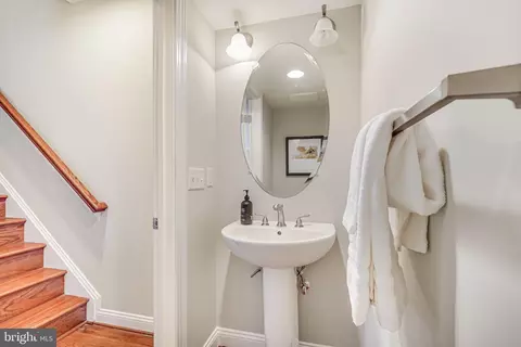 Bath - 4346 4th St N, Arlington, VA 22203 photo 2 of 5