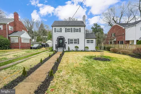 2815 S Arlington Ridge Rd, Arlington, VA 22202