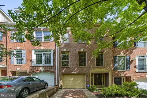 2139 N Pierce Ct, Arlington, VA 22209