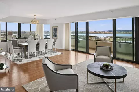 1300 Crystal Dr #1402S, Arlington, VA 22202