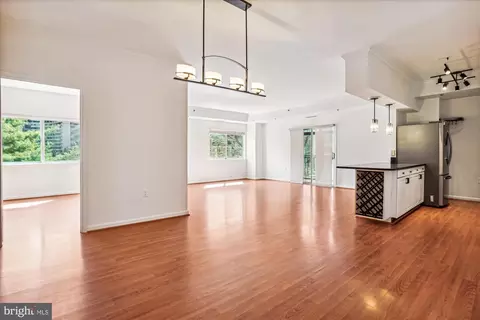 1211 S Eads St #202, Arlington, VA 22202