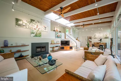 Living - 3901 44th St N, Arlington, VA 22207 photo 1 of 1
