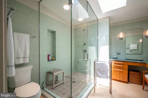 Bath - 3901 44th St N, Arlington, VA 22207 photo 2 of 3