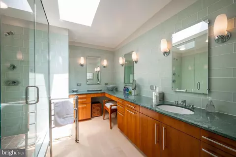 Bath - 3901 44th St N, Arlington, VA 22207 photo 1 of 3