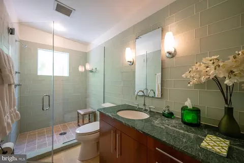 Bath - 3901 44th St N, Arlington, VA 22207 photo 3 of 3