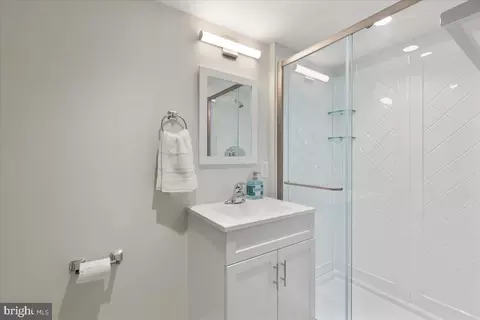Bath - 803 S Orme St, Arlington, VA 22204 photo 2 of 3