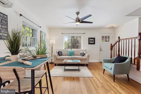 Living - 803 S Orme St, Arlington, VA 22204 photo 3 of 4
