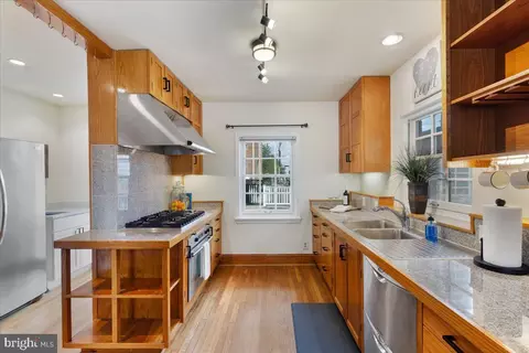 Kitchen - 803 S Orme St, Arlington, VA 22204 photo 4 of 9