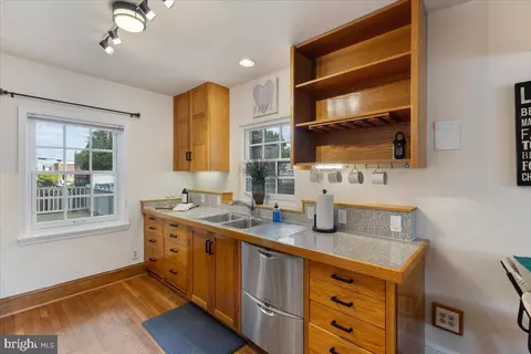 Kitchen - 803 S Orme St, Arlington, VA 22204 photo 3 of 9