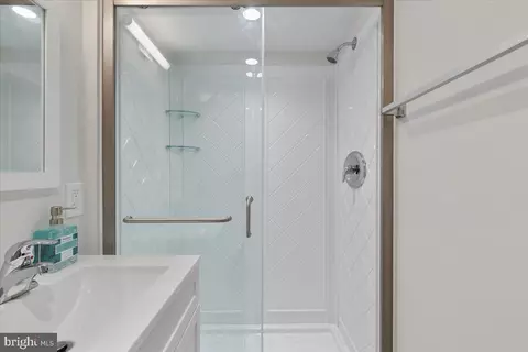 Bath - 803 S Orme St, Arlington, VA 22204 photo 3 of 3