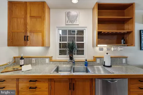 Kitchen - 803 S Orme St, Arlington, VA 22204 photo 6 of 9