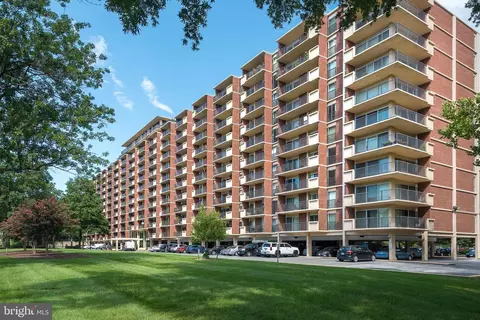 1300 Army Navy Dr #413, Arlington, VA 22202