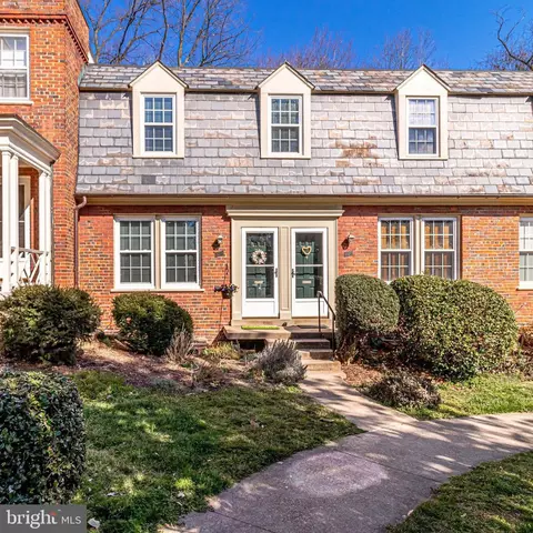 1401 S Barton St #228, Arlington, VA 22204