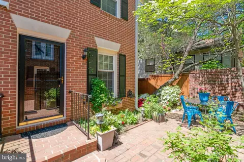 1957 N Calvert St, Arlington, VA 22201