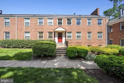 2703 Arlington Blvd #202, Arlington, VA 22201