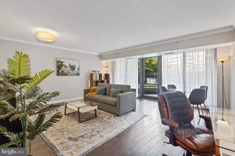 1200 Crystal Dr #211, Arlington, VA 22202