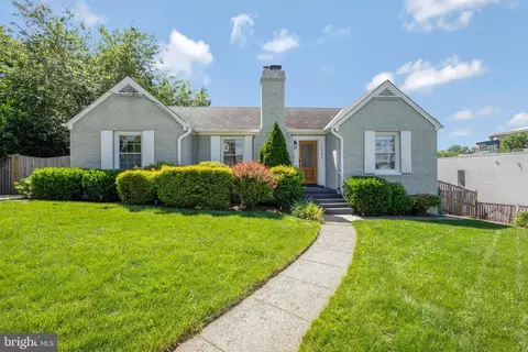 2020 N Lincoln St, Arlington, VA 22207