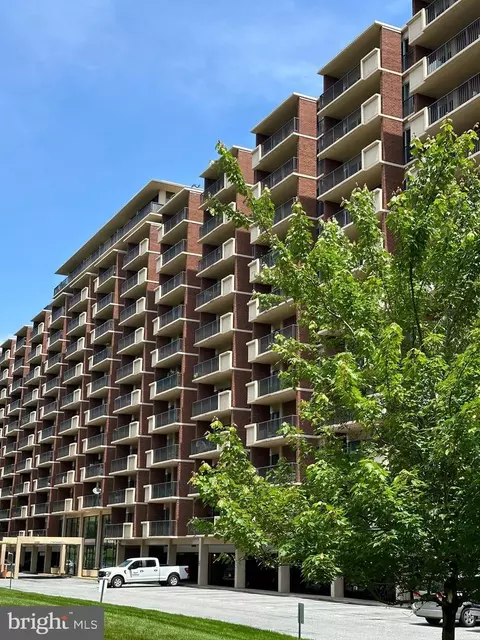 1300 S Army Navy Dr #328, Arlington, VA 22202