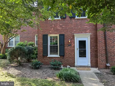 1201 S Barton St #143, Arlington, VA 22204