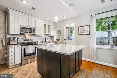 4217 36th St S, Arlington, VA 22206