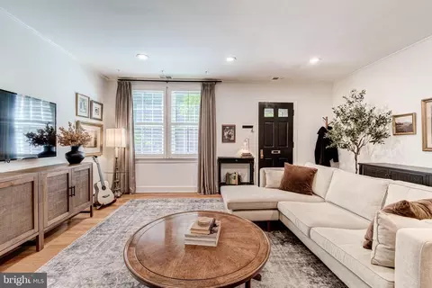 1210 S Barton St #326, Arlington, VA 22204