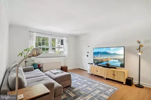 2053 N Woodstock St #102, Arlington, VA 22207