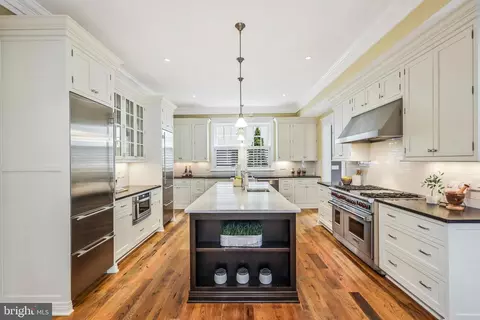 Kitchen - 2139 N Rolfe St N, Arlington, VA 22209 photo 2 of 5