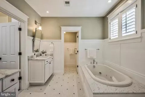 Bath - 2139 N Rolfe St N, Arlington, VA 22209 photo 2 of 7