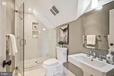 Bath - 2139 N Rolfe St N, Arlington, VA 22209 photo 6 of 7